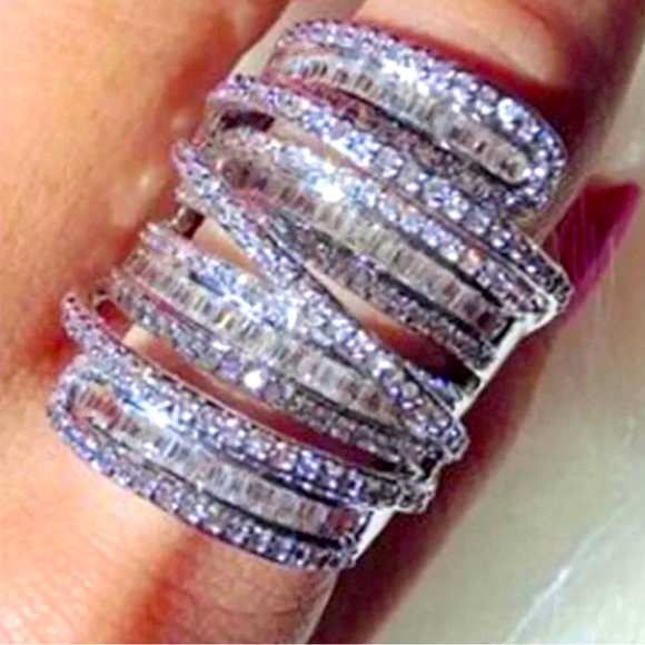 NEW! Gorgeous 6.4 CT Sterling Silver Diamond Ring. Simulated diamonds. Size 8 - Picture 2 of 3